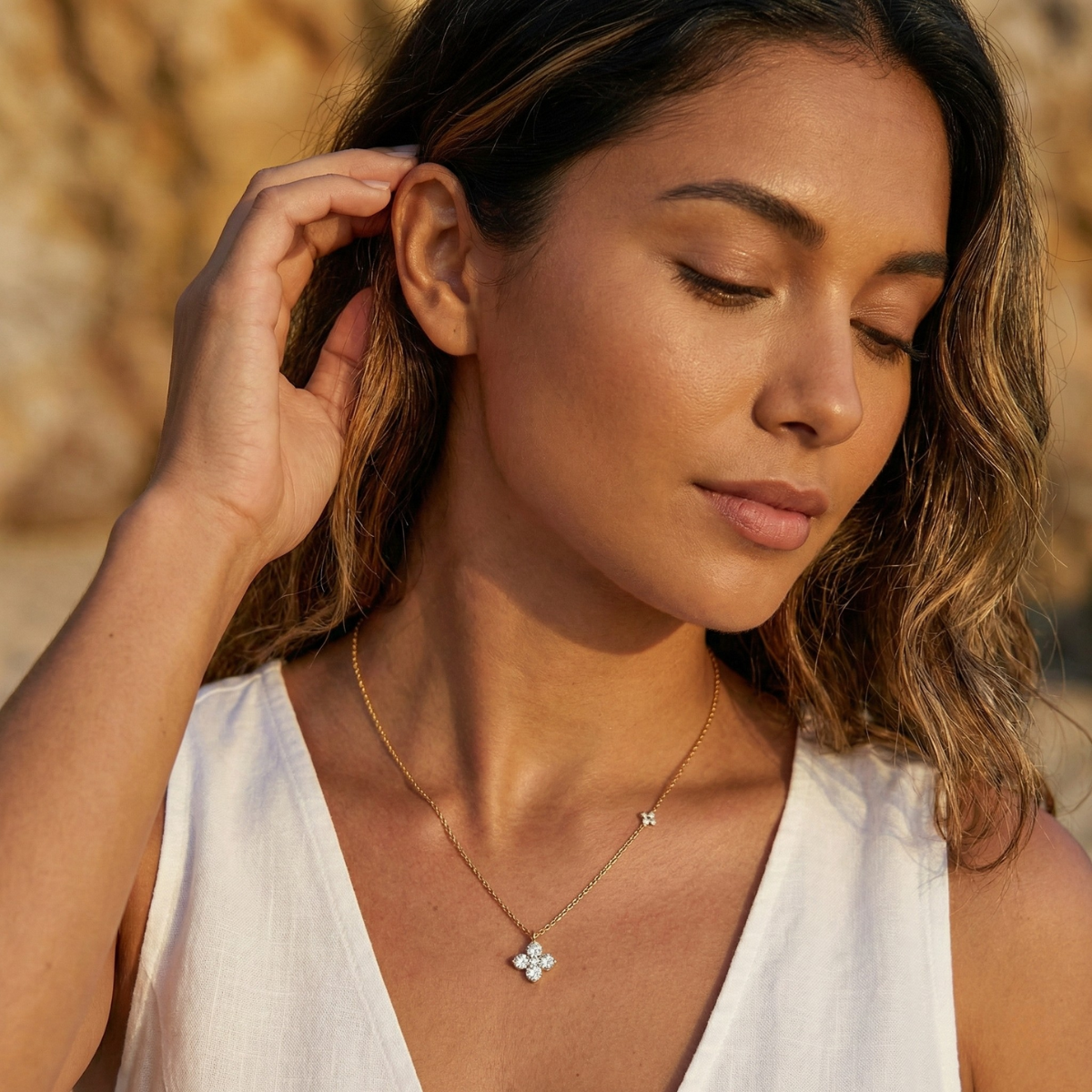 Clover Stone Pendant Necklace – Gold / White Gold