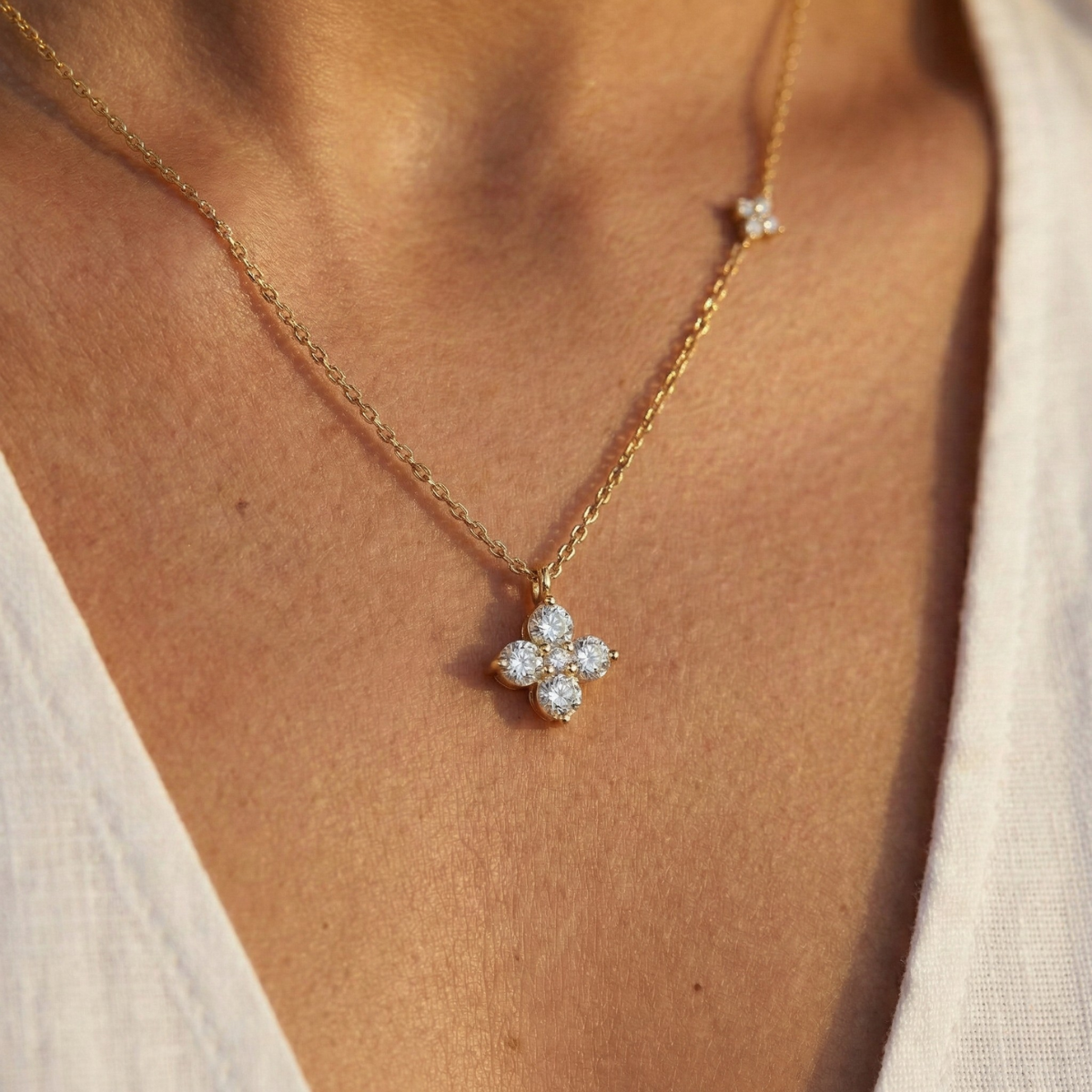 Clover Stone Pendant Necklace – Gold / White Gold
