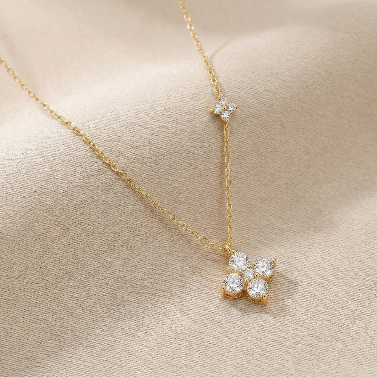 Clover Stone Pendant Necklace – Gold / White Gold
