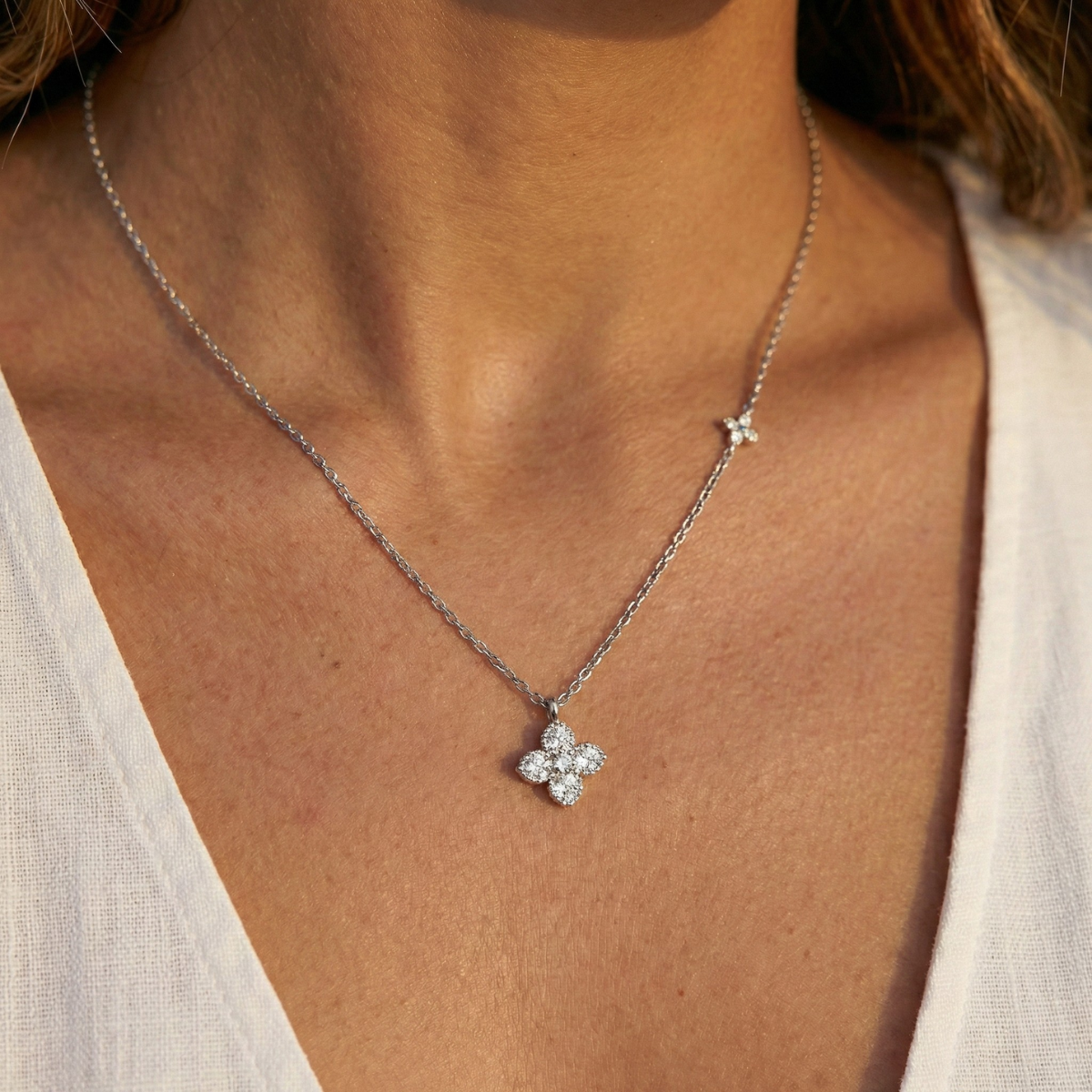 Clover Stone Pendant Necklace – Gold / White Gold