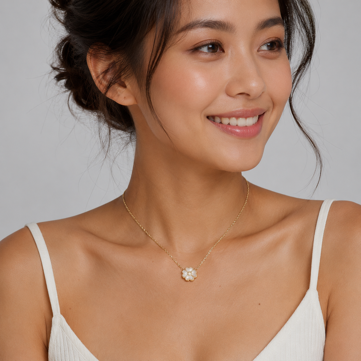 Four Leaf Clover Mother of Pearl Pendant Necklace – Gold Plated